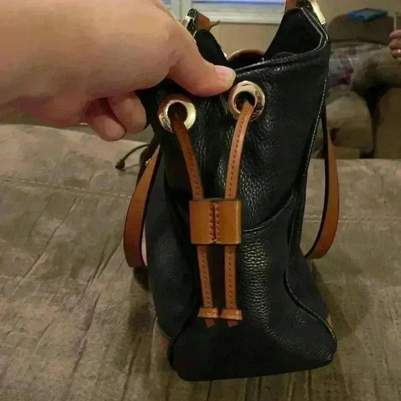 Stauer Black/Brown Shoulder Bag w/ lots of compartments Gold tone logo hardware - Picture 6 of 12